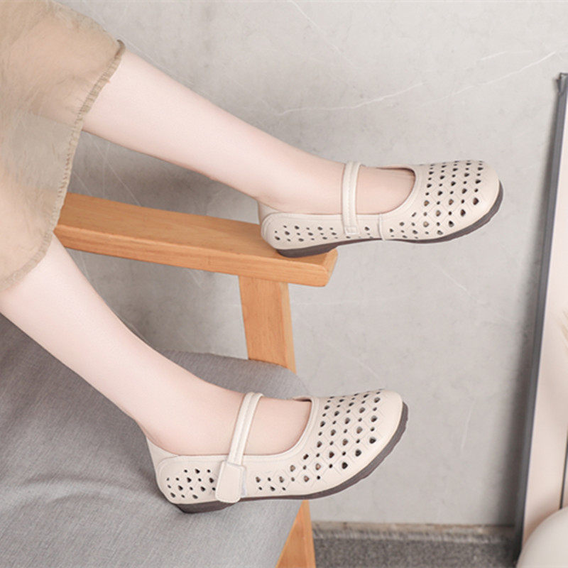 宽胖脚大码41到43女鞋2026春夏镂空洞洞凉鞋中老年平底45妈妈鞋44