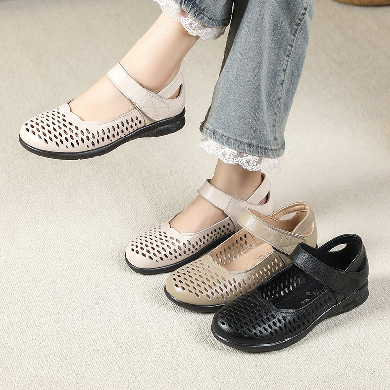 特大码女鞋41到43春夏2026软底真皮镂空洞洞凉鞋中老年平底妈妈鞋