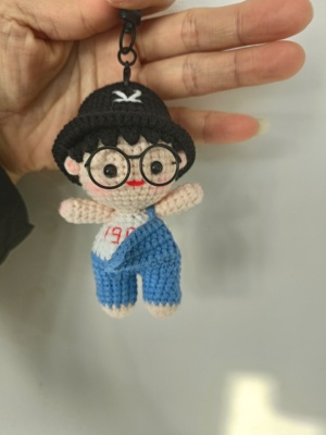 成品张杰周边应援生日礼物演唱会挂件手工钩织人偶张杰渔夫帽diy