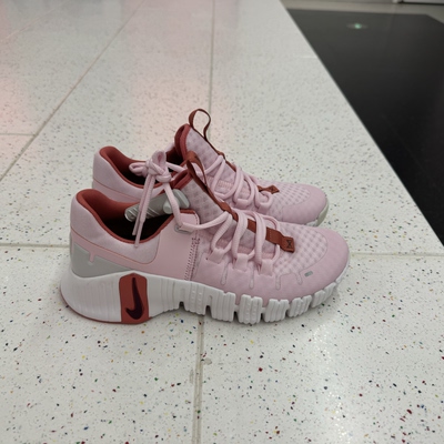 犇犇运动Nike/ FREE METCON 5女士轻便耐磨缓震跑步鞋DV3950-603