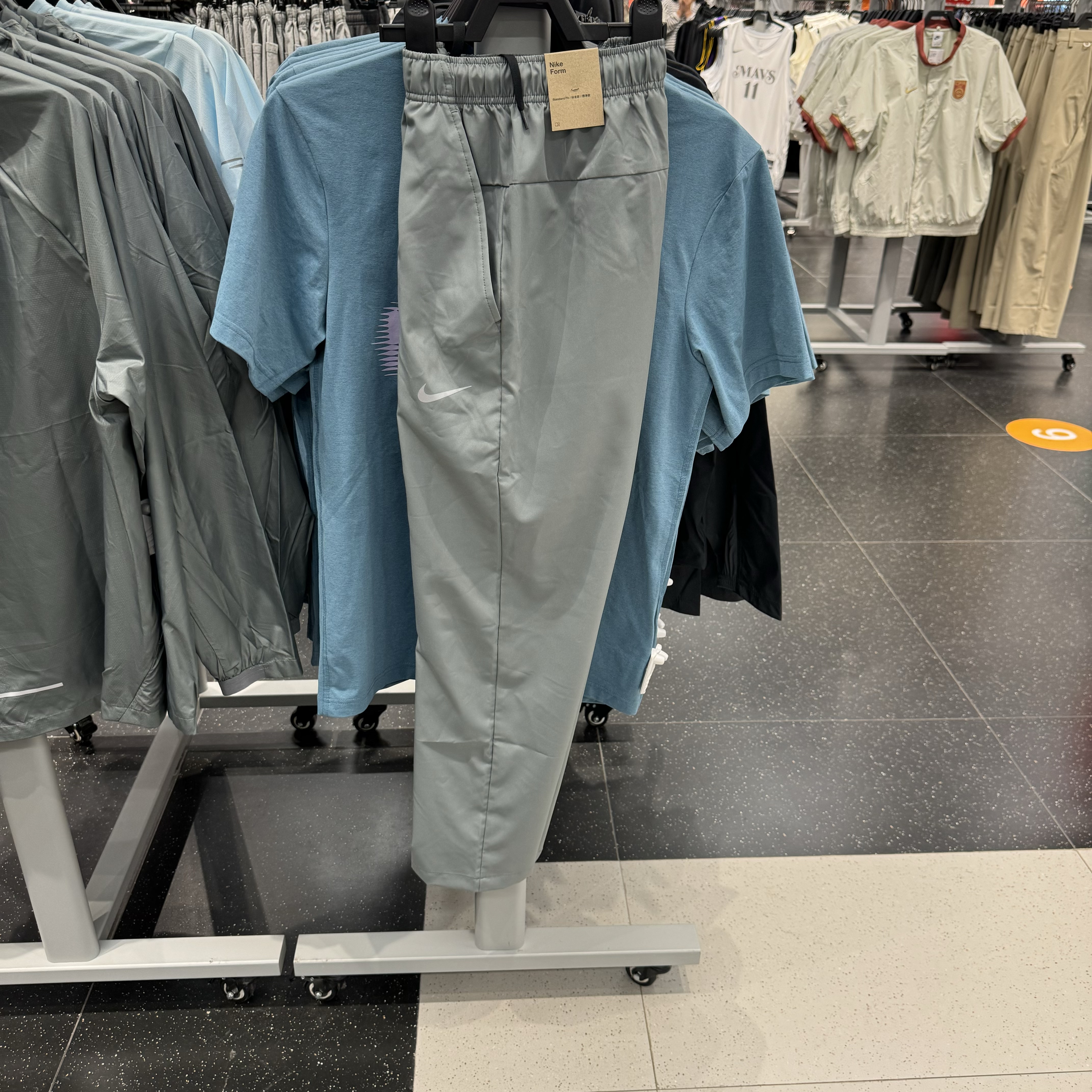 犇犇运动Nike/ 男子梭织薄款速干运动休闲直筒长裤 FB7491-084