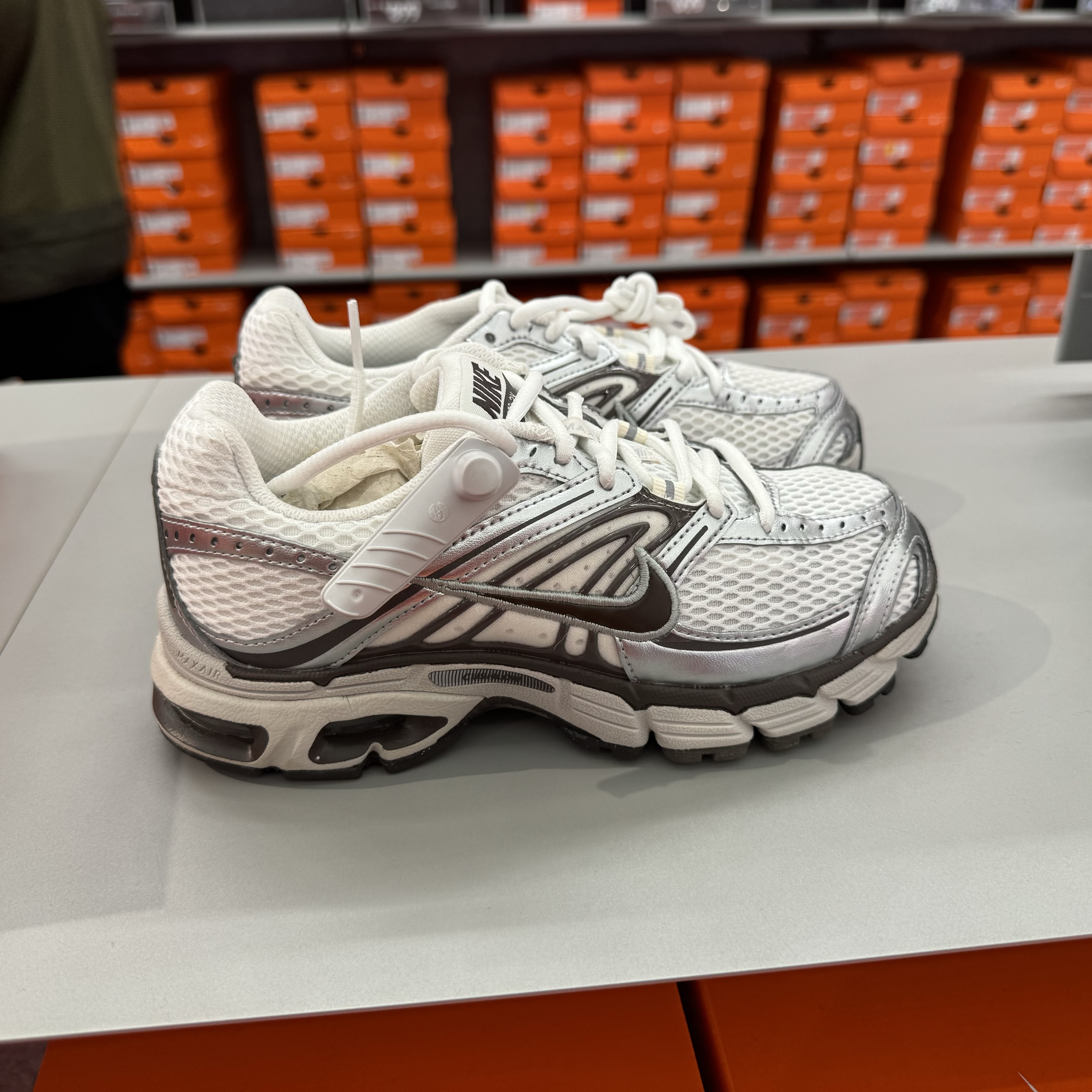 犇犇运动Nike/ 春秋女士耐磨减震气垫休闲运动鞋IO1915-030