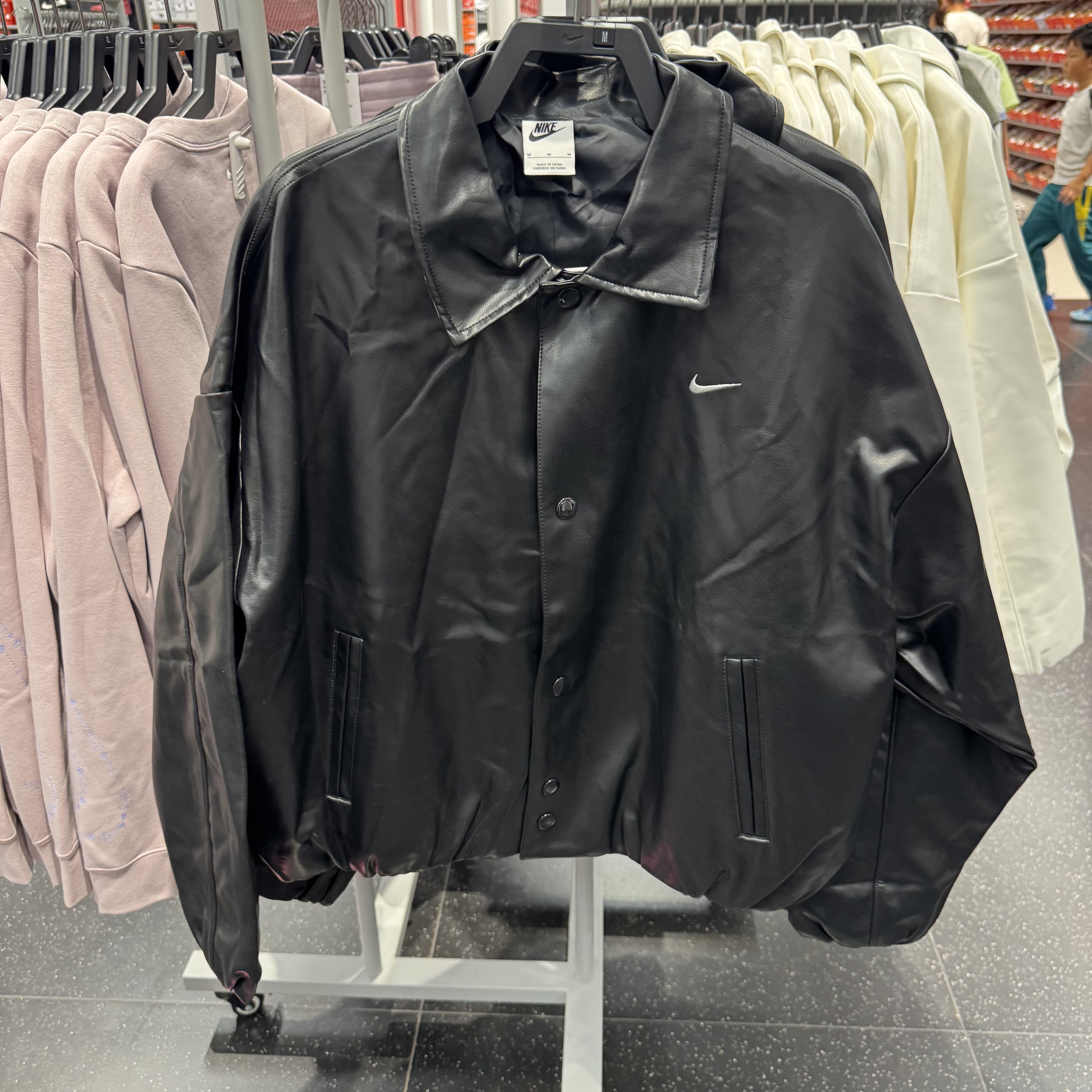 犇犇运动Nike/ 女子立领刺绣小标黑色休闲皮衣夹克IO0477-010