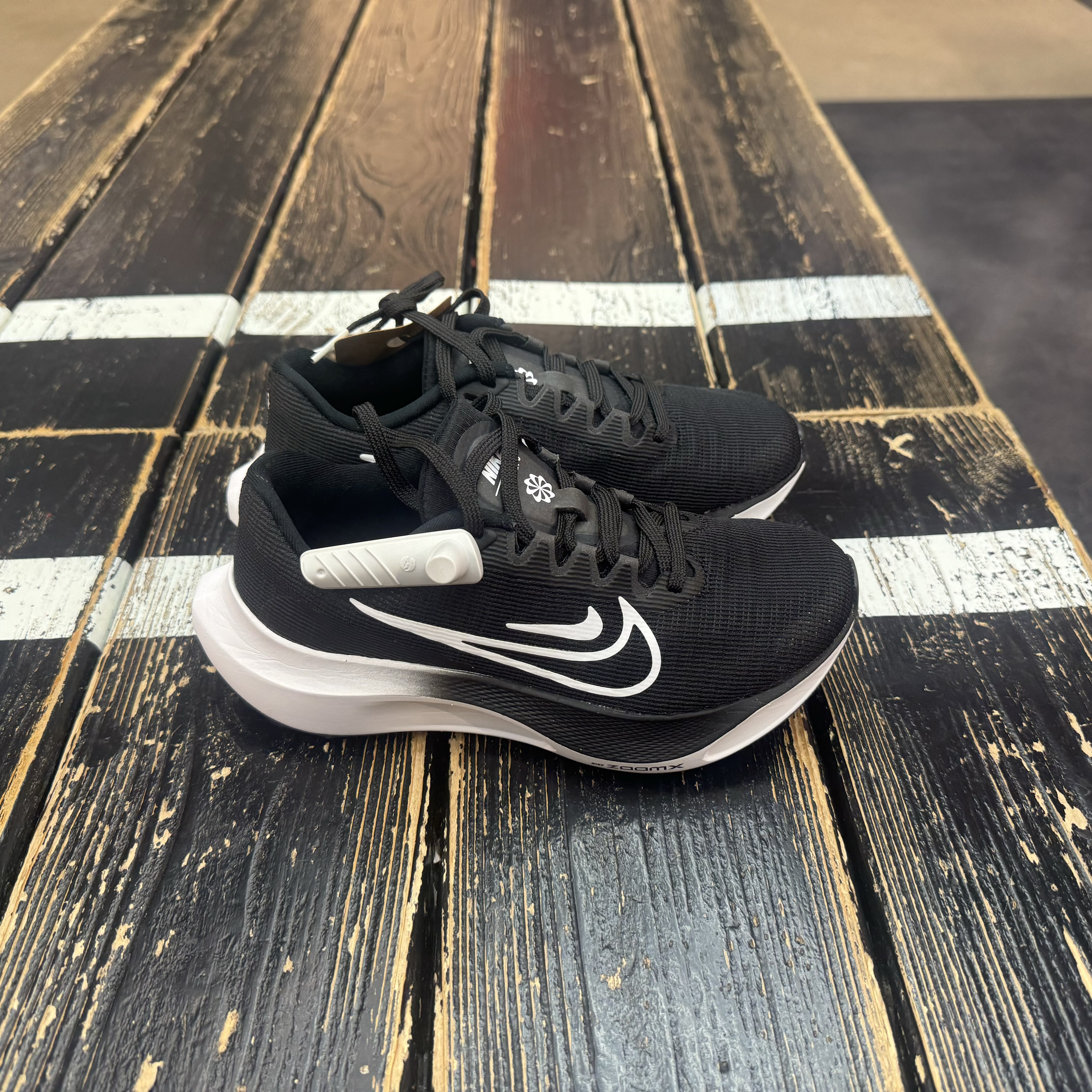 犇犇运动Nike/ Zoom Fly 5 黑白女子低帮竞速跑步鞋 DM8974-001