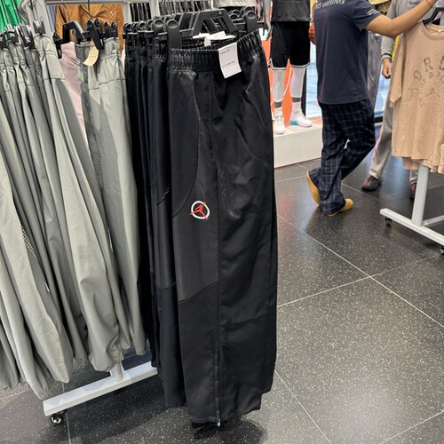 犇犇运动Nike/ 男子舒适印花百搭宽松梭织休闲长裤IF1813-010