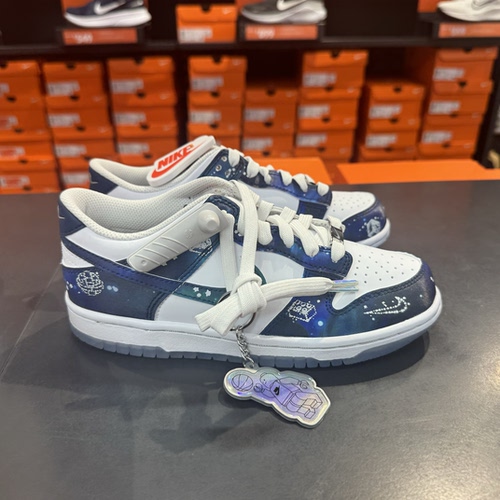 犇犇运动Nike/ Dunk Low x LEGO女子印花复古低帮板鞋 IM1448-100