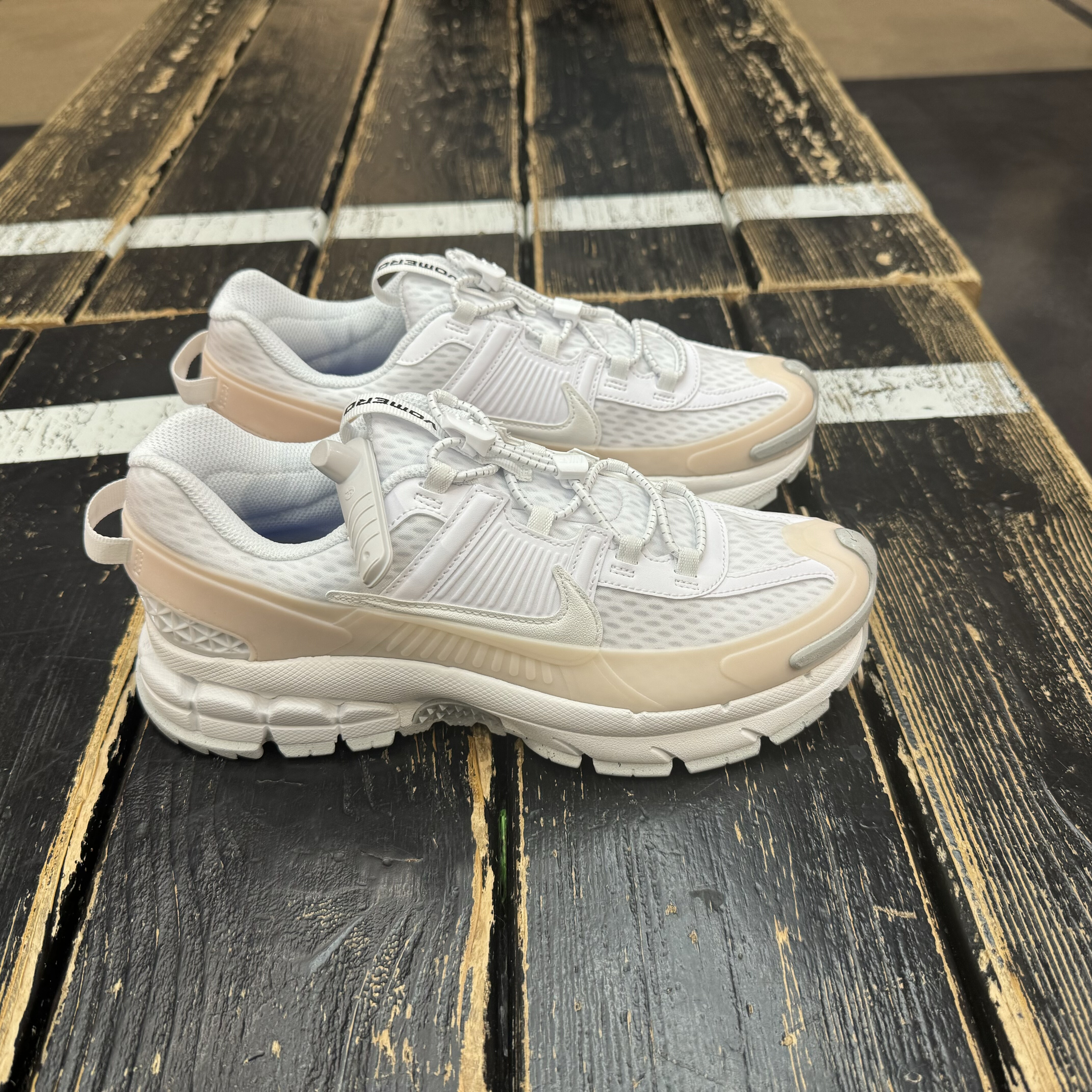 犇犇运动Nike/Nike ZOOM VOMERO男子款舒适低帮跑步鞋HJ4646-100