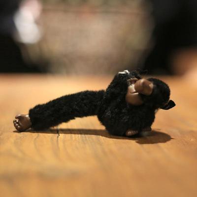 可握手可吃手丑萌小猩猩挂件