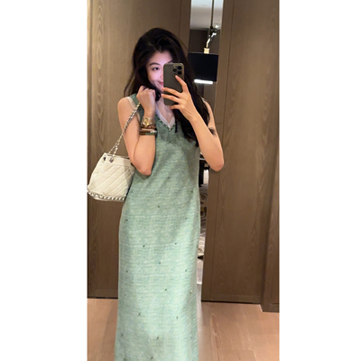 2N.COU妮蔻26夏新款钉钻V领显瘦直筒连衣裙女设计感拼接显白裙子