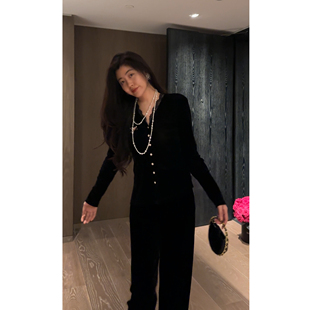 显瘦黑色上衣 气质百搭蕾丝拼接V领丝绒修身 N.COU妮蔻25冬新款 时尚