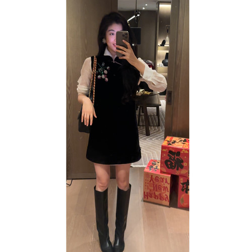 2 N.COU妮蔻26春新款新中式国风黑色丝绒马年钉珠刺绣短款连衣裙