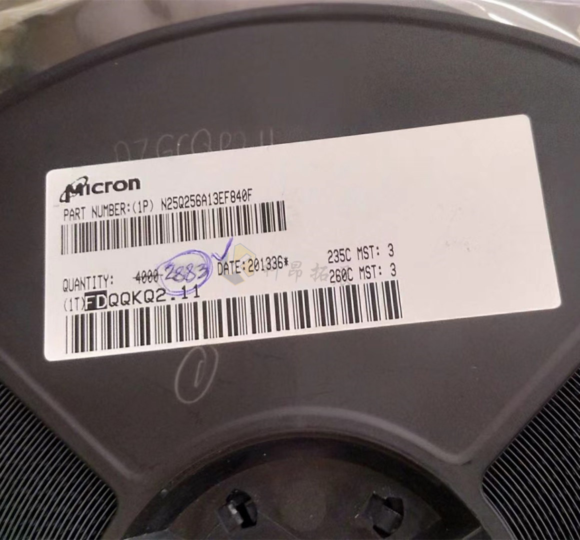 N25Q256A13EF840F 丝印25Q256A IC存储器 VDFPN-8 全新原装正品