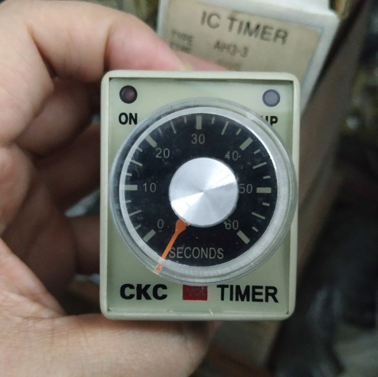 库存清仓 旋钮指针式时间继电器 AH3-3 24VDC
