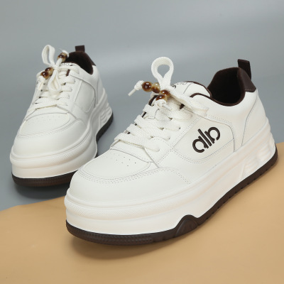 2025冬季新款大码女鞋41到43厚底运动休闲板鞋加绒小白鞋大号棉鞋