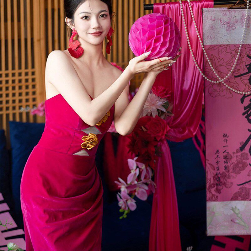 速发玫红色小众性感抹胸连衣裙年会战袍名媛轻奢婚礼晨袍裙法式长