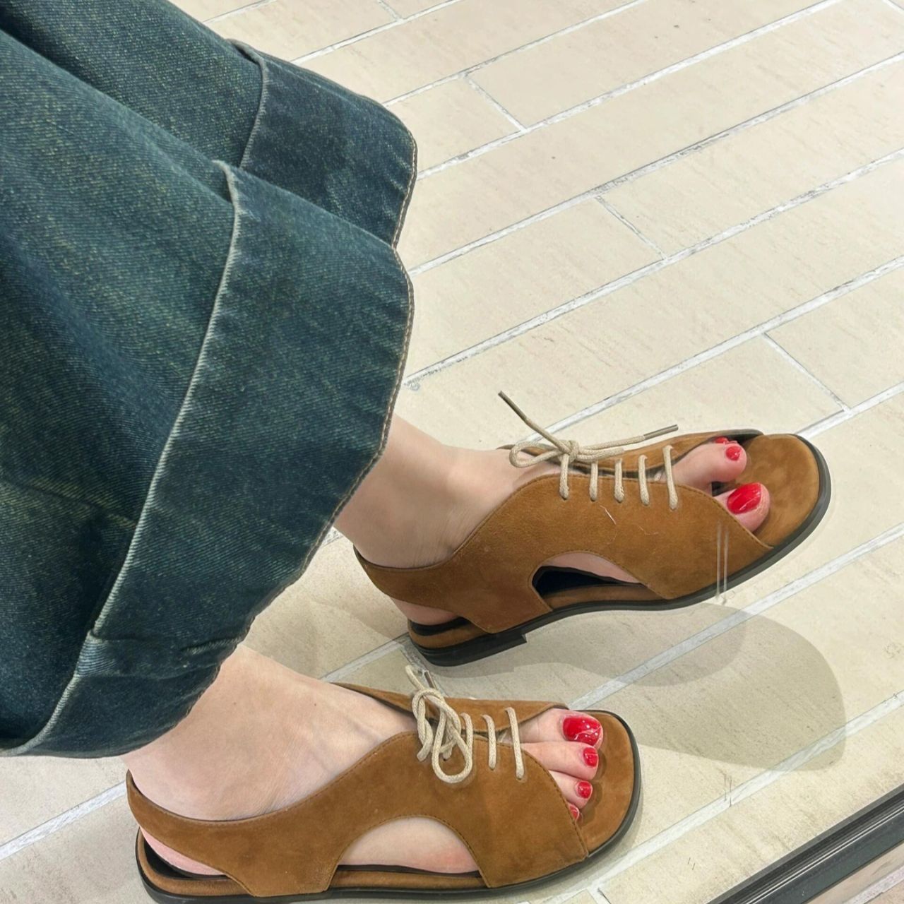 2025韩版夏季新款方头系带装饰真皮平底露趾凉拖鞋沙滩休闲凉鞋女