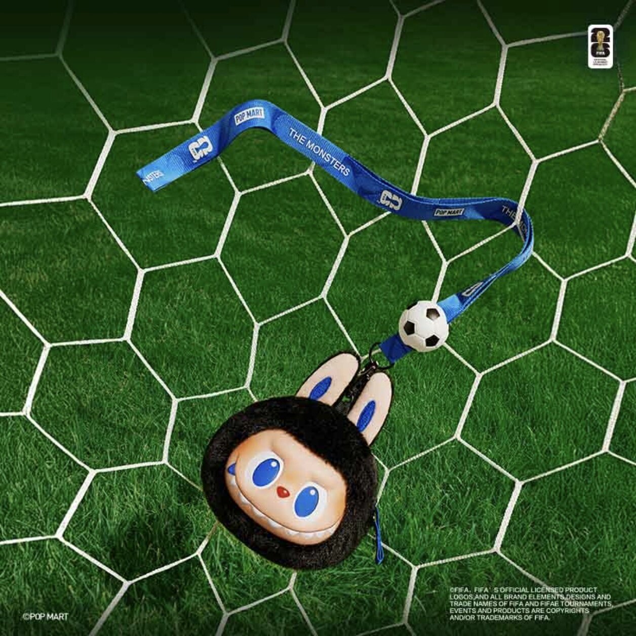 泡泡玛特THE MONSTERS FIFA 系列耳机包搪胶毛绒挂件耳机包