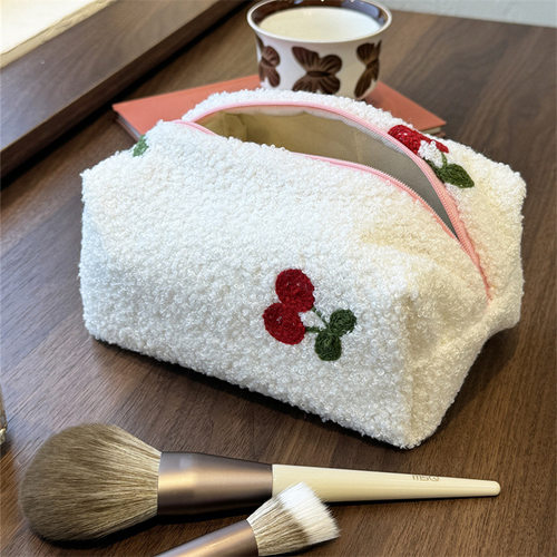 可爱风樱桃秋冬枕头包大容量化妆包护肤品收纳拉链化妆包