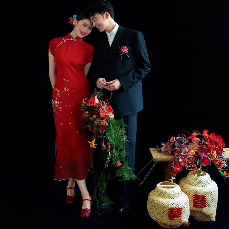 速发新中式婚纱摄影喜子风拍摄道具灯编镂空藤笼烧木凳嫁九零年国