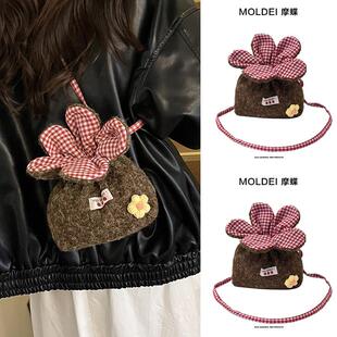 秋冬高级感小众手机斜挎小包包女2025新款毛呢毛毛抽绳咖色水桶包