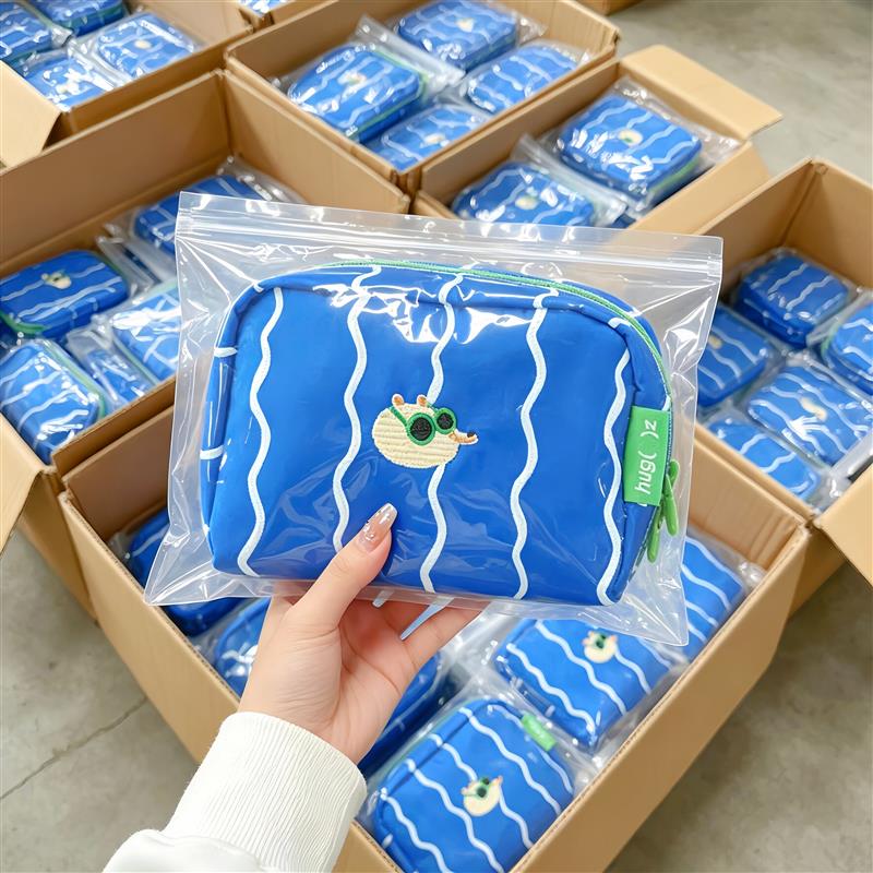 克莱因蓝条纹大容量防水化妆包