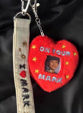 新款ins红色爱心1寸卡套大头贴可爱挂件情侣钥匙扣追星毛绒卡套