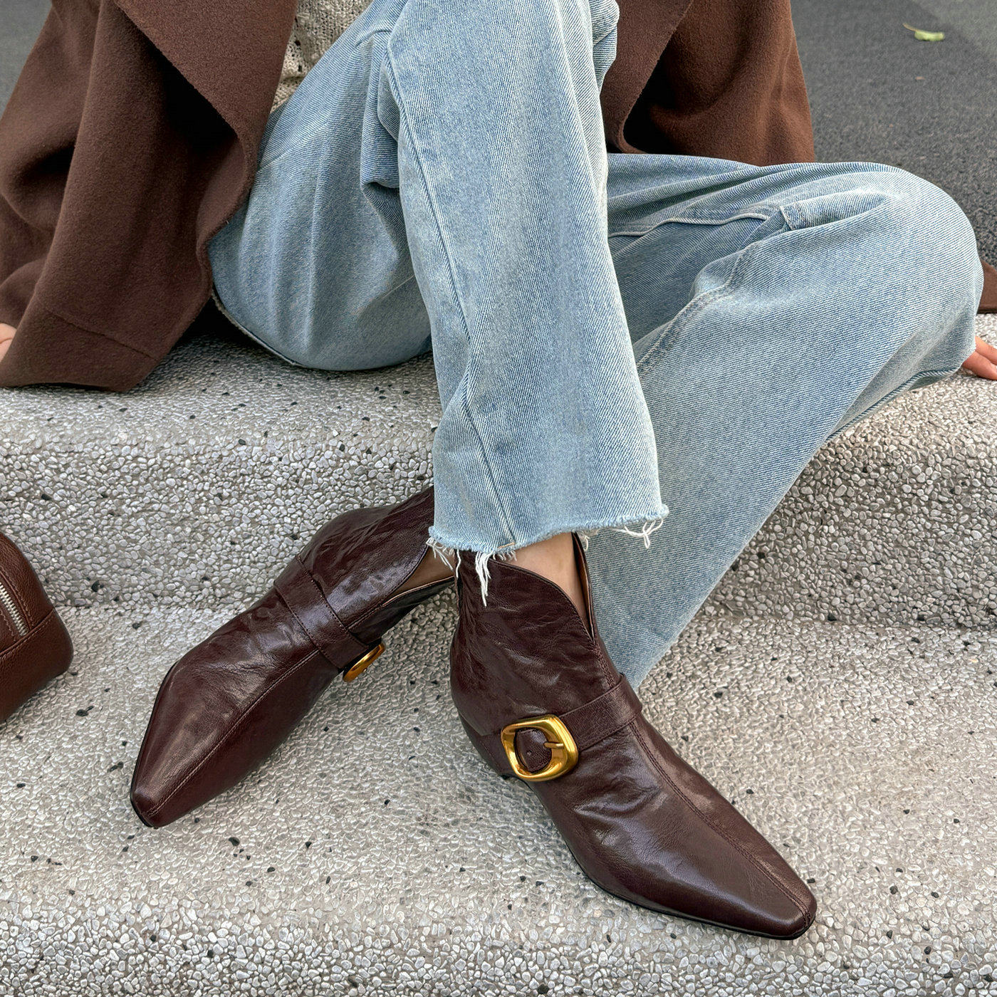 老钱风金属皮带扣小短靴女V口粗跟羊皮及踝靴后拉链方头马丁单靴