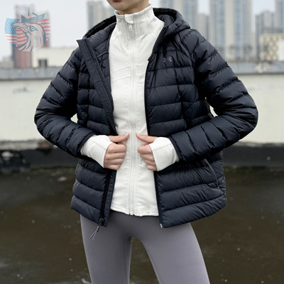 安德玛户外连帽轻薄保暖羽绒服女
