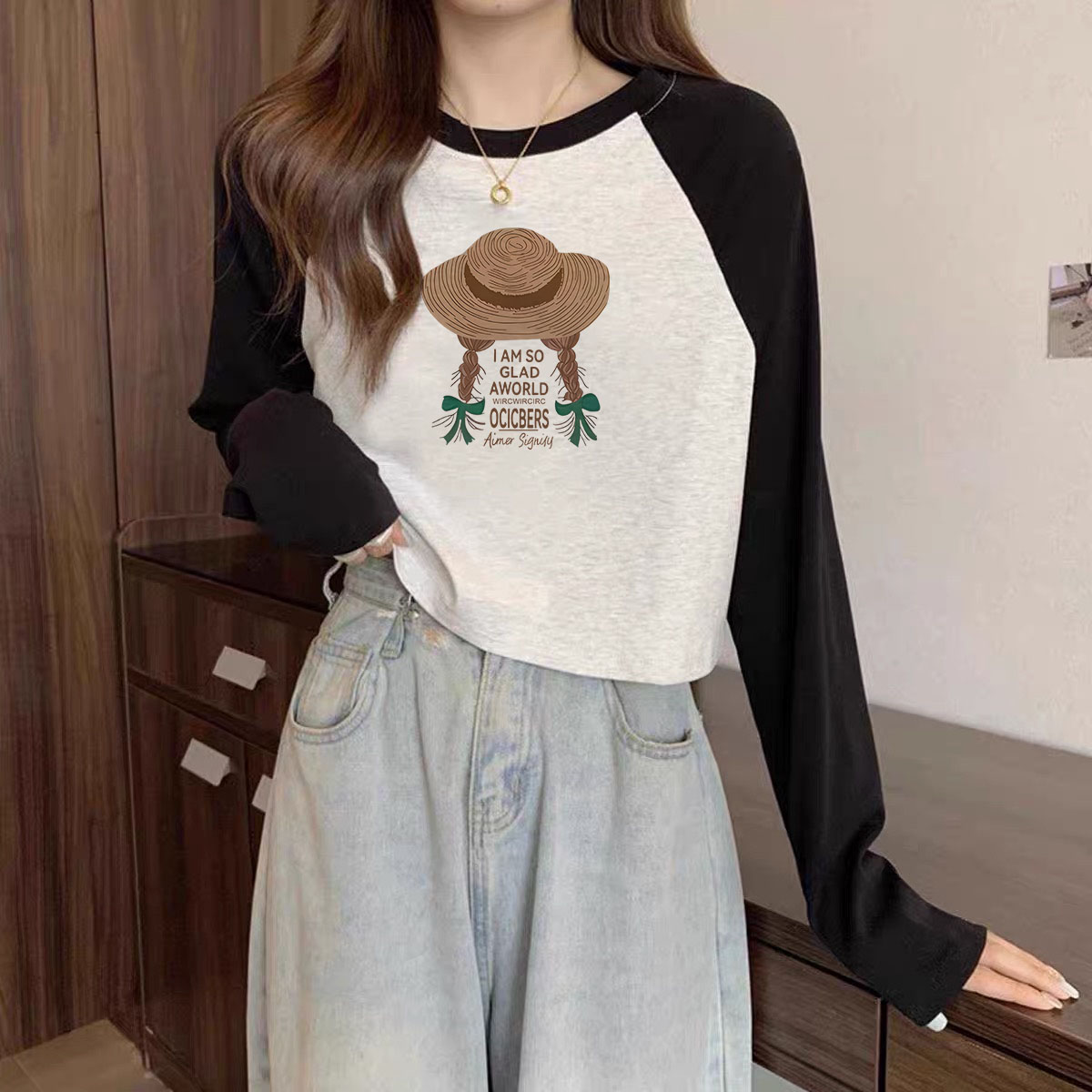 撞色插肩宽松长袖t恤女春秋外穿打底衫小个子短款bm上衣配工装裤图片