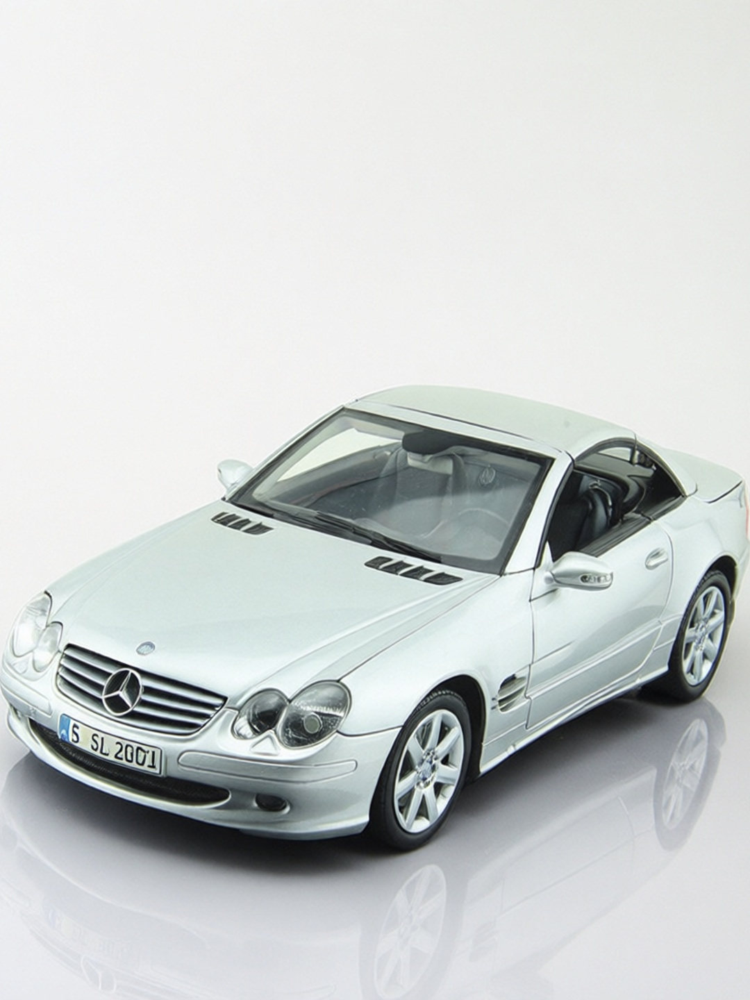 Minichamps Mercedes-Benz SL500 1:18 Diecast Model Avtomobil