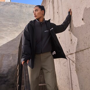 阿迪达斯户外女子防风防水透湿透汽保暖三合一抓绒内胆运动冲锋衣