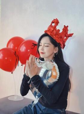 红色皇冠造型气球王冠生日帽卡通铝膜球派对装饰拍照道具庆祝用品