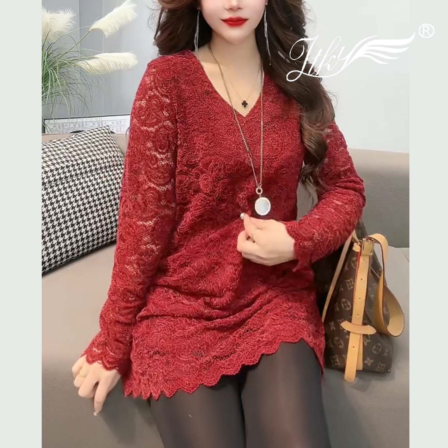 冬季洋气减龄V领蕾丝衫