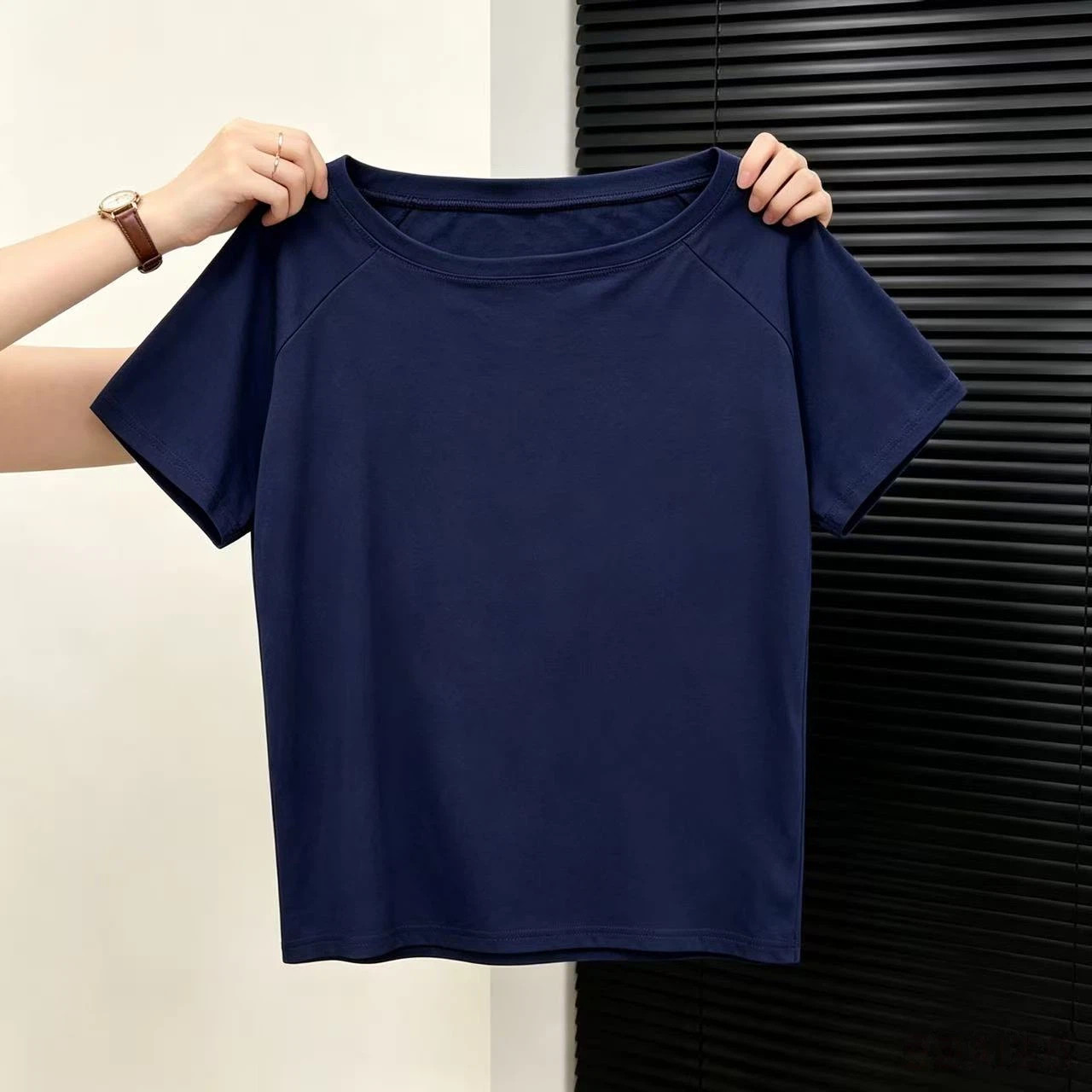 奶黄色一字领露肩短袖设计t恤女新款大码显瘦宽松慵懒风斜肩上衣