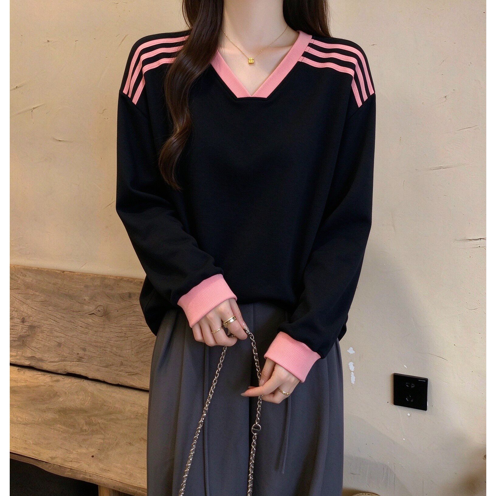 韩版宽松撞色V领拼接条卫衣女秋冬设计感加绒大码百搭套头无帽衫