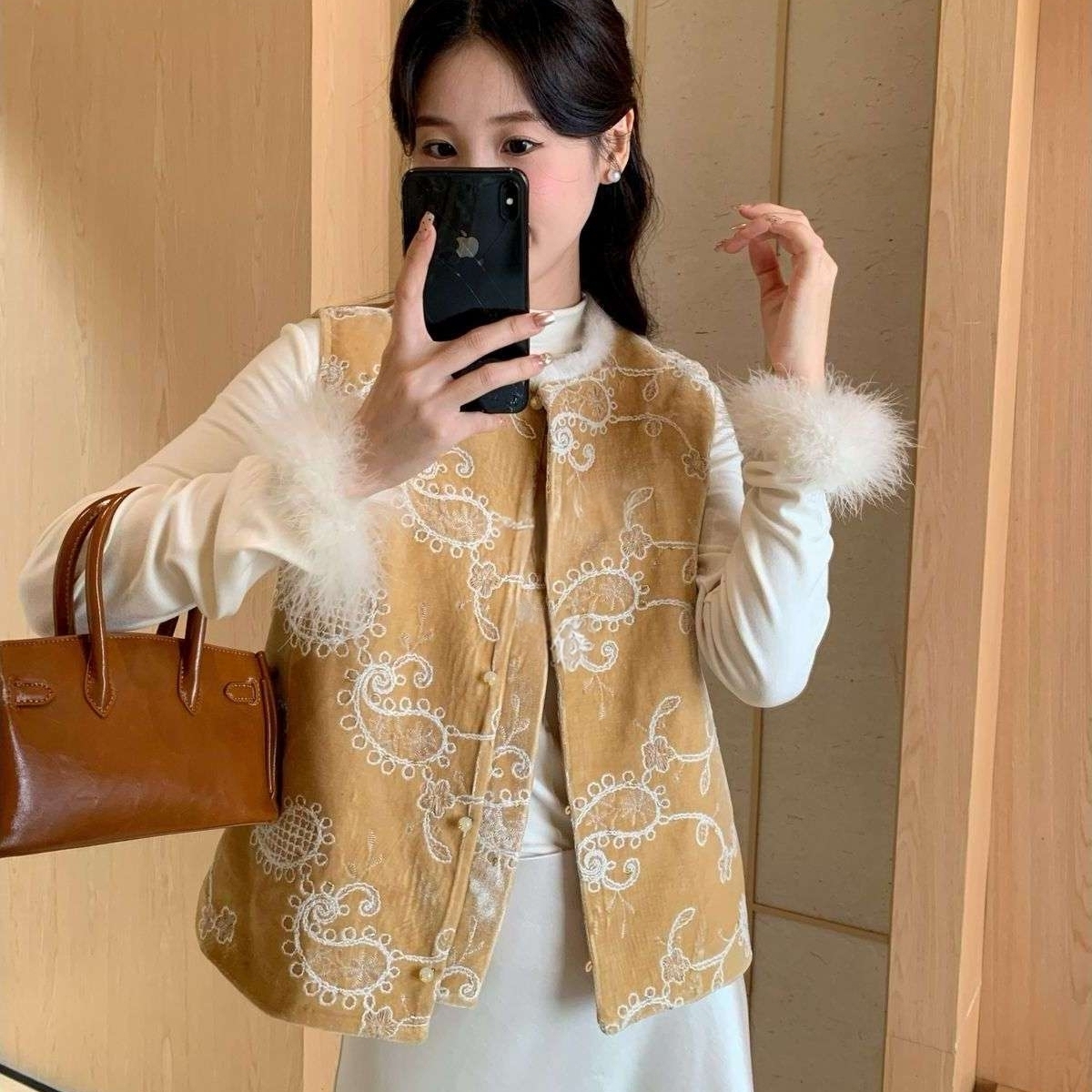 新中式刺绣丝绒拼毛领羽绒马甲女