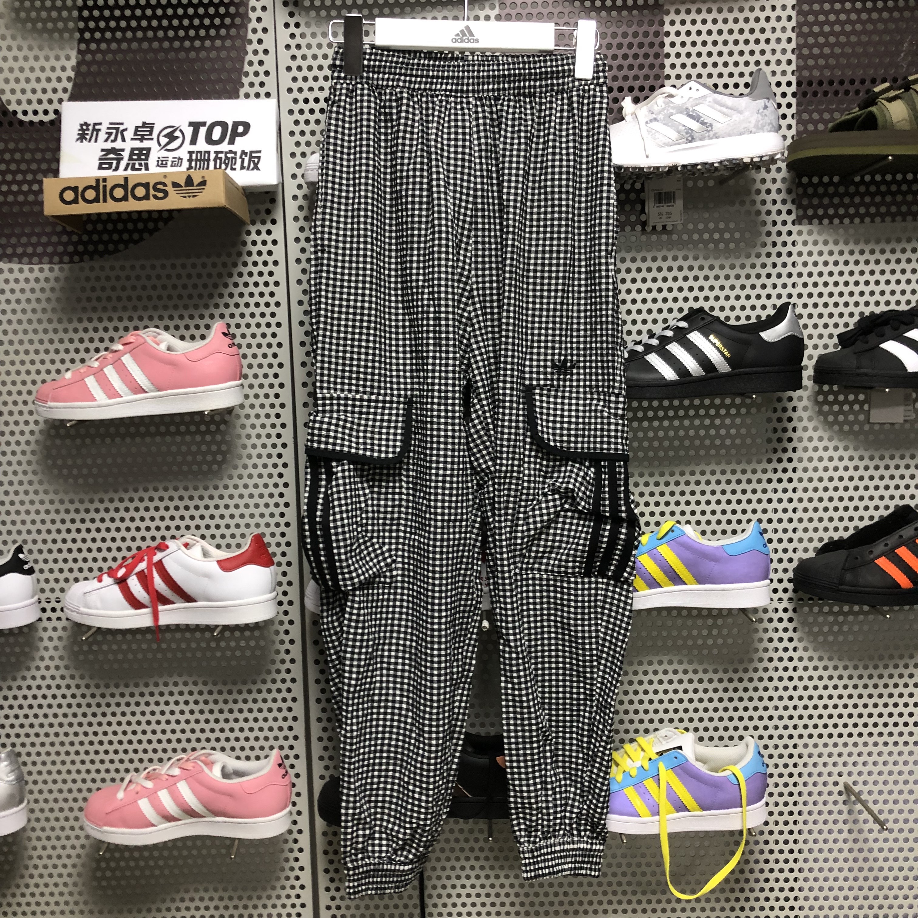 阿迪达斯格子工装风束脚长裤