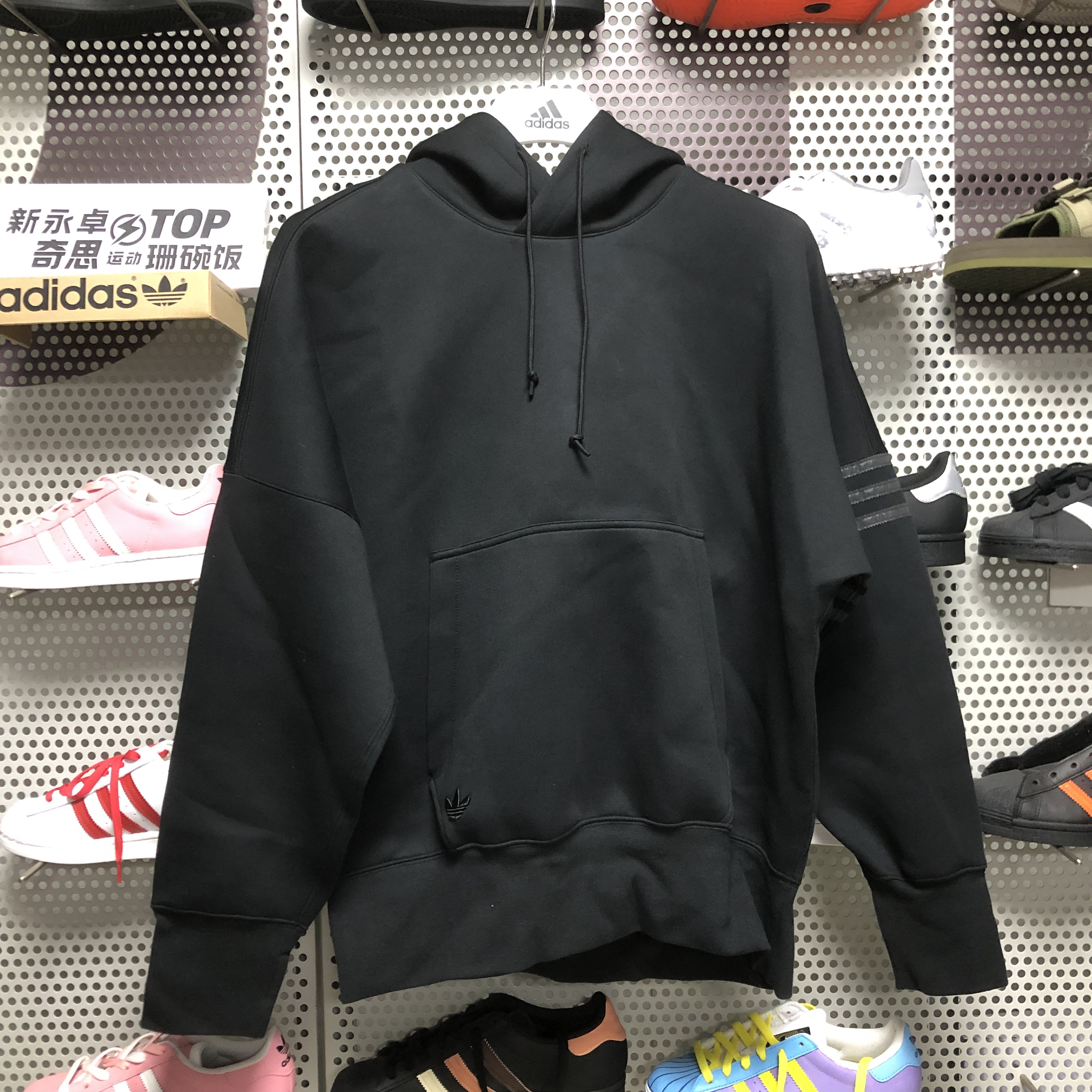 阿迪达斯男女同款黑色连帽卫衣