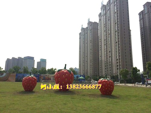 生态文旅项目水果主题超大型仿真玻璃钢草莓雕塑模型乡村广场摆件