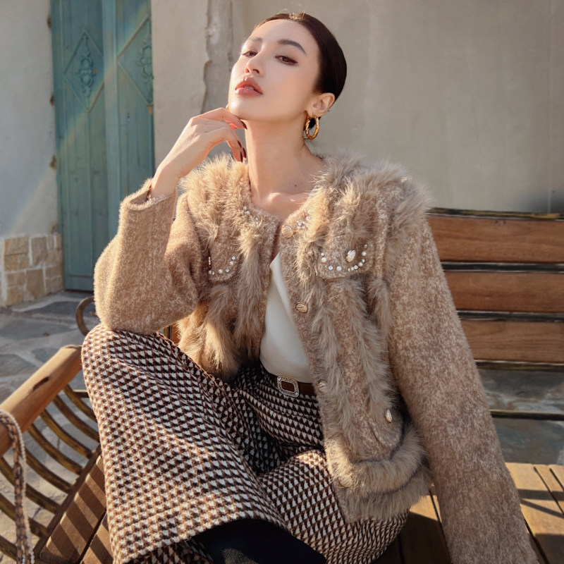 粉红大布娃娃气质咖色毛绒开衫女圆领钉珠短款针织外套2025冬新款,女装/女士精品,毛针织衫,淘宝优惠券,粉丝福利购,淘宝优惠卷