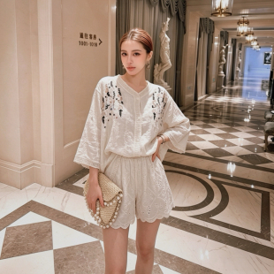 粉红大布娃娃彩色刺绣V领衬衫短裤两件套女新款镂空碎花休闲套装