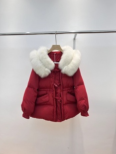 阿美朵拉中长款羽绒服抽绳可爱真狐狸毛毛娃娃领牛角扣设计