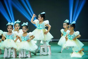 新款儿童舞蹈服女可爱蓬蓬裙演出服幼儿园亮片纱裙公主裙表演服装
