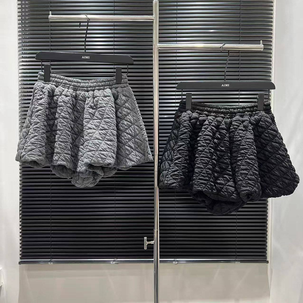 韩国东大门2026冬季新款时尚百搭松紧腰阔腿裤显瘦减龄纯色短裤女