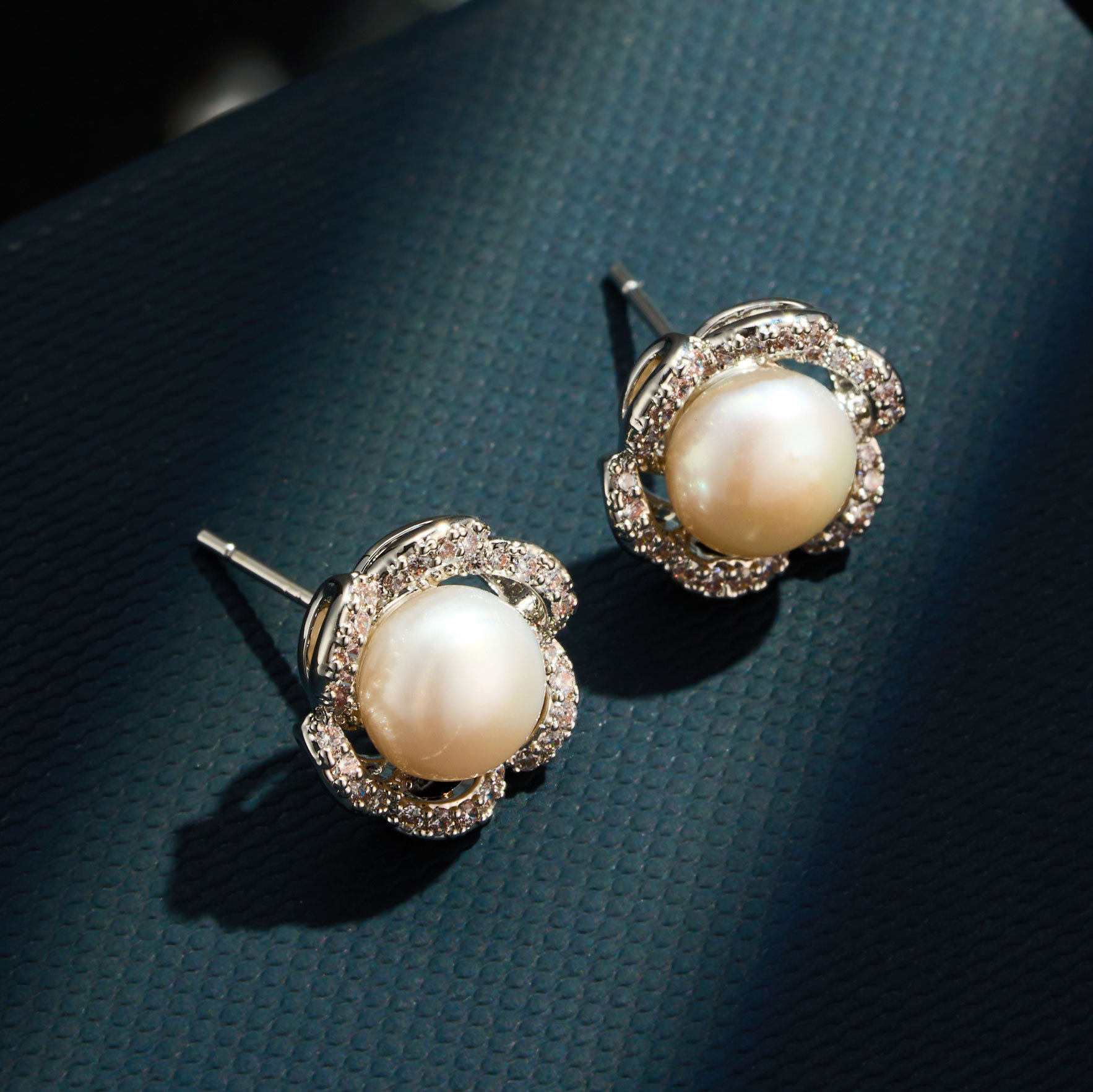 爆款立体珍珠立体花朵耳钉铜合金真金电镀微镶锆石s925银针女耳饰