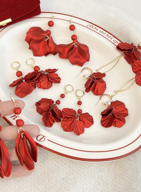 银针新年红色花瓣耳环女 2026年新款轻奢花朵喜庆时尚过年耳饰女