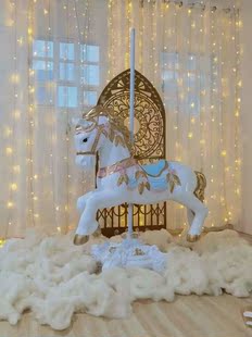 2025新款彩色旋转木马大风车热气球中巴车等户外婚纱摄影道具定制