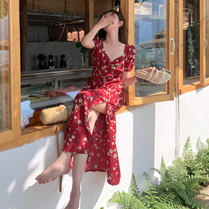 茶歇法式方领泡泡袖连衣裙女夏独特绝美红色碎花雪纺开叉收腰长裙图片
