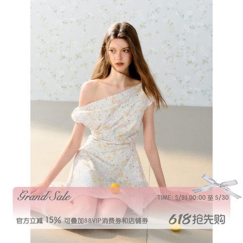 不对称一字肩碎花捏褶连衣裙