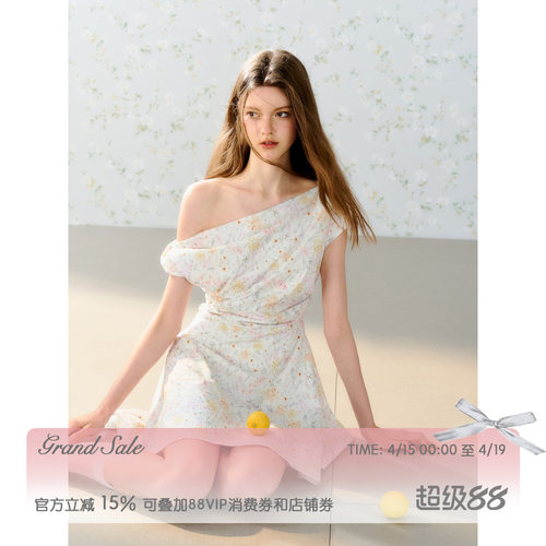 不对称一字肩碎花捏褶连衣裙